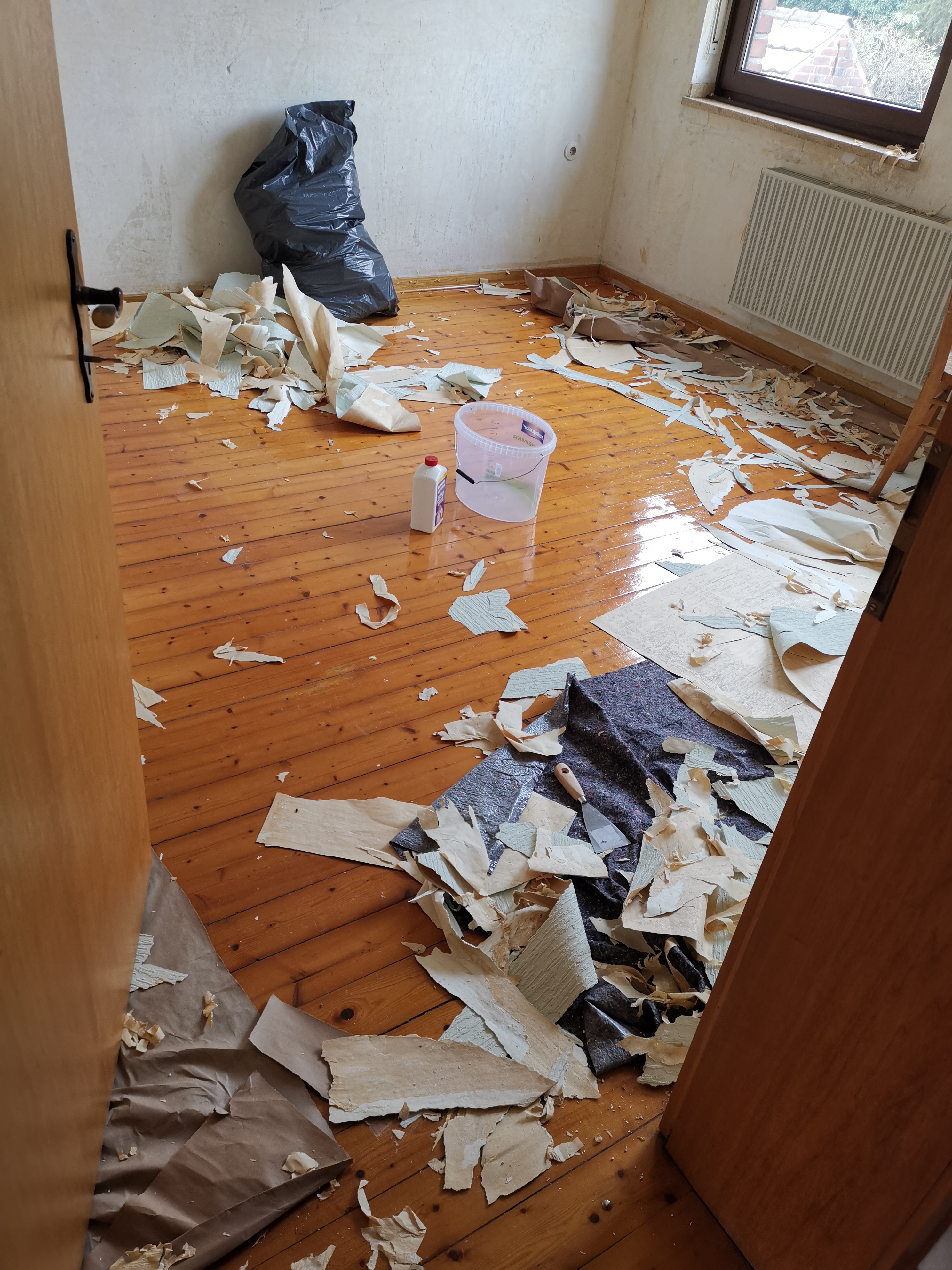Zimmer vorher – Tapete abgerissen, Baustelle