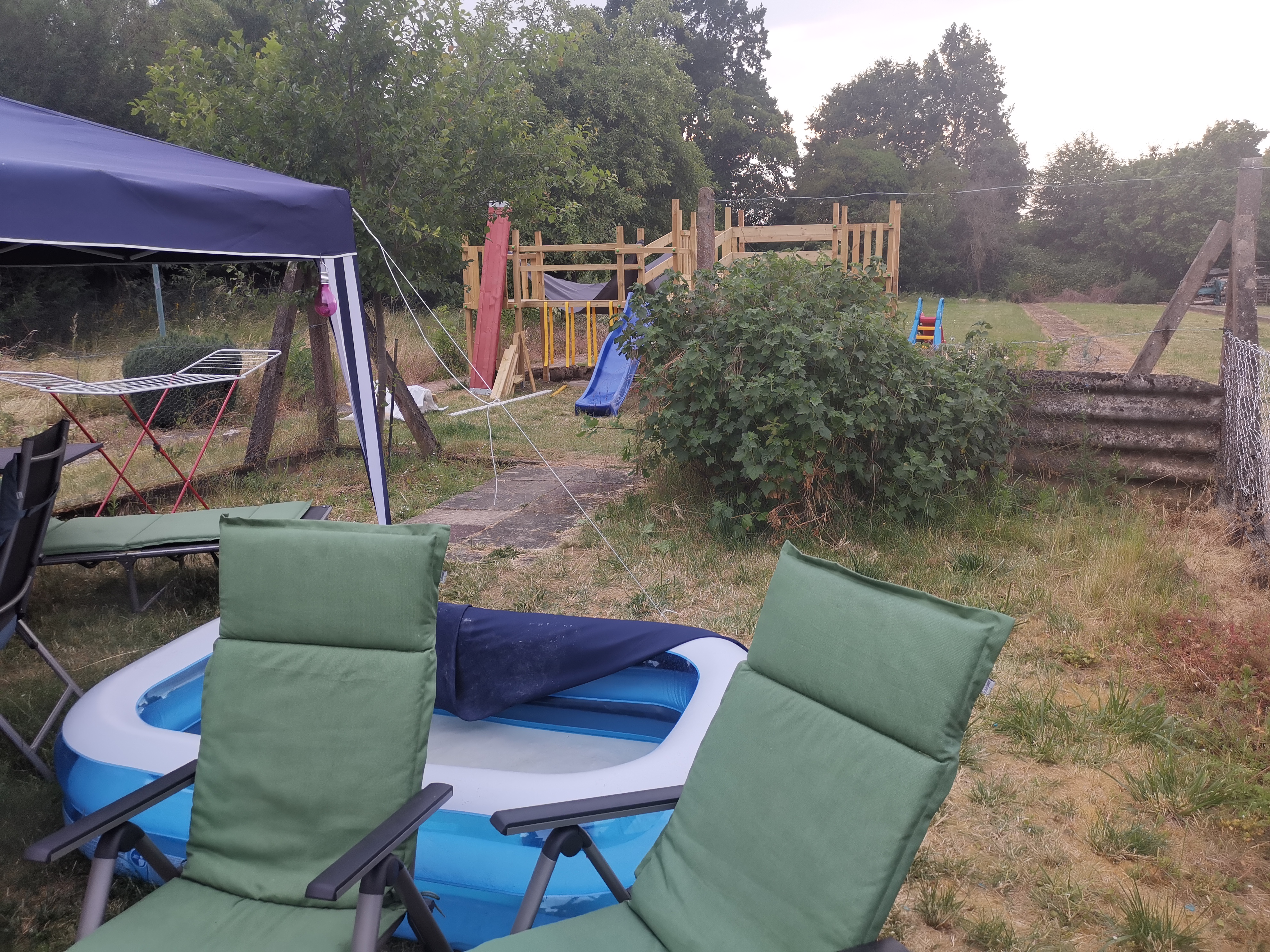 Garten vorher – verwildert mit Aufblaspool
