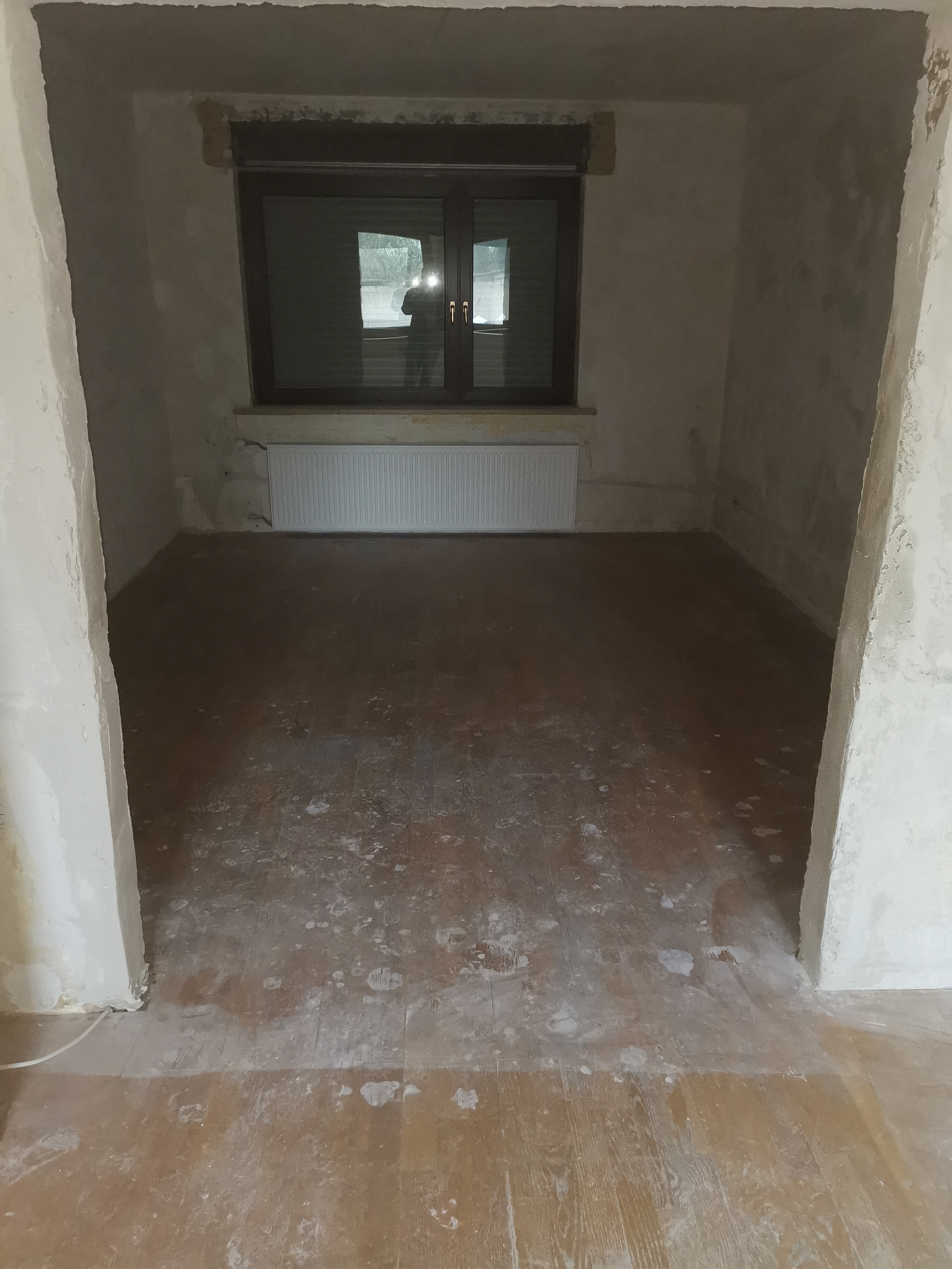 Raum vorher – Rohbau, nackte Wände und Beton